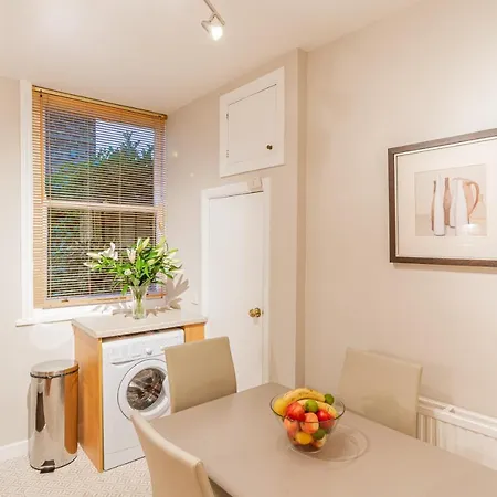 Harlow View Apartment, - 2 Bedroom Duplex Apartment. Sleeps 6. Dog Friendly. Lägenhet *