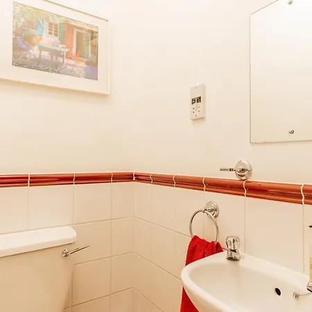 Harlow View Apartment, - 2 Bedroom Duplex Apartment. Sleeps 6. Dog Friendly. *
