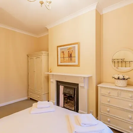 Harlow View Apartment, - 2 Bedroom Duplex Apartment. Sleeps 6. Dog Friendly.