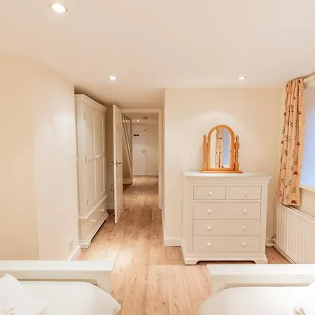 Harlow View Apartment, - 2 Bedroom Duplex Apartment. Sleeps 6. Dog Friendly. Lägenhet *