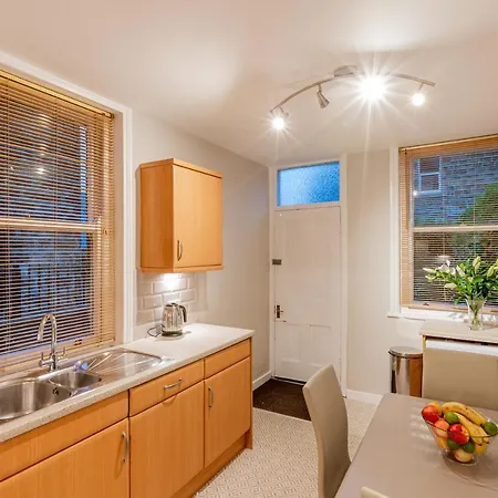 Harlow View Apartment, - 2 Bedroom Duplex Apartment. Sleeps 6. Dog Friendly.