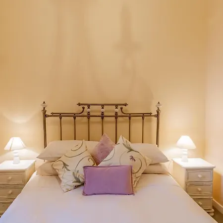 Harlow View Apartment, - 2 Bedroom Duplex Apartment. Sleeps 6. Dog Friendly. Harrogate