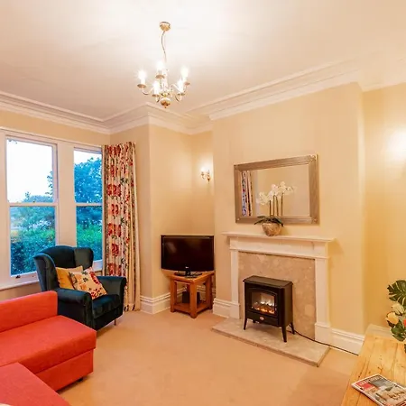 Апартаменты Harlow View Apartment, - 2 Bedroom Duplex Apartment. Sleeps 6. Dog Friendly. *