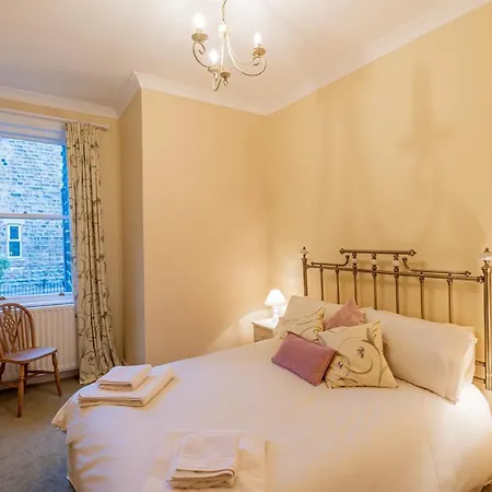 Harlow View Apartment, - 2 Bedroom Duplex Apartment. Sleeps 6. Dog Friendly.