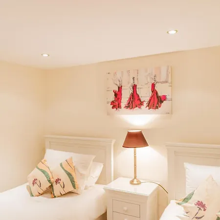 Harlow View Apartment, - 2 Bedroom Duplex Apartment. Sleeps 6. Dog Friendly.