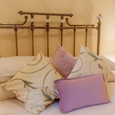 Апартаменты Harlow View Apartment, - 2 Bedroom Duplex Apartment. Sleeps 6. Dog Friendly.