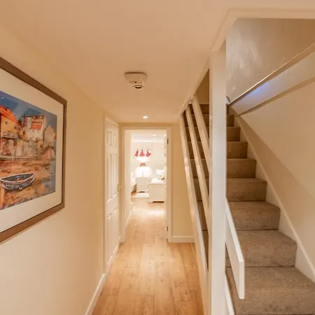 Harlow View Apartment, - 2 Bedroom Duplex Apartment. Sleeps 6. Dog Friendly. *