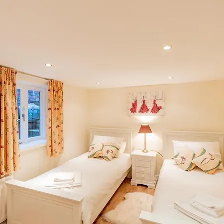 Harlow View Apartment, - 2 Bedroom Duplex Apartment. Sleeps 6. Dog Friendly. *