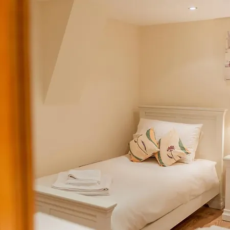 Harlow View Apartment, - 2 Bedroom Duplex Apartment. Sleeps 6. Dog Friendly. * Харрогейт